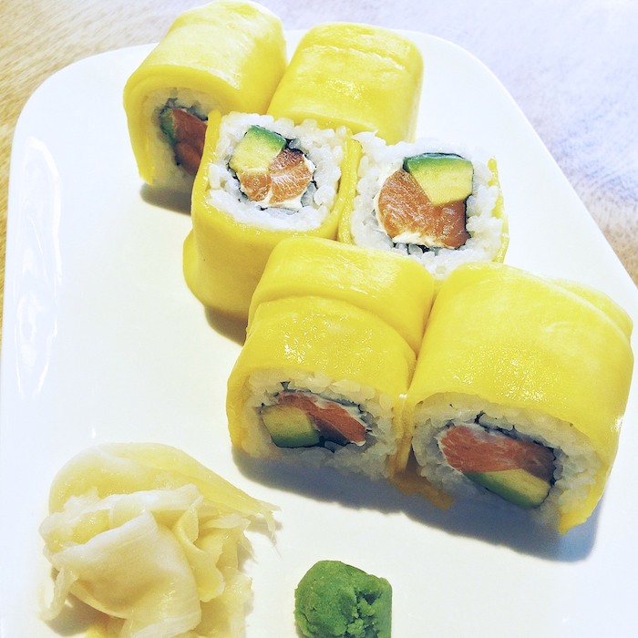 Sushi-Catering: Inside-Out-Maki bunt sortiert in einer Box